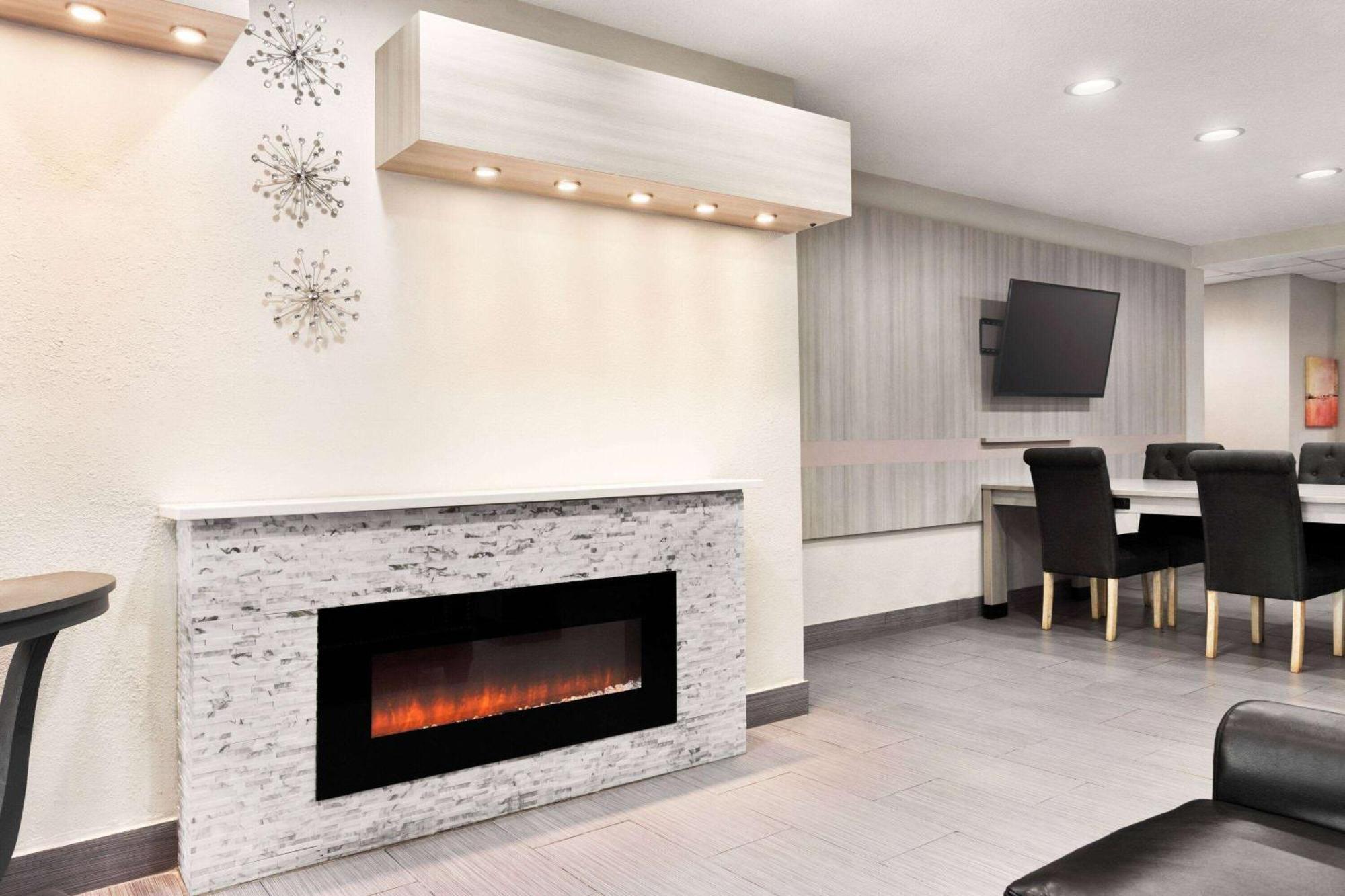 Microtel Inn & Suites By Wyndham Florence/Cincinnati Airpo Buitenkant foto